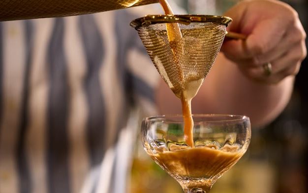 Lorex Drinks Pour